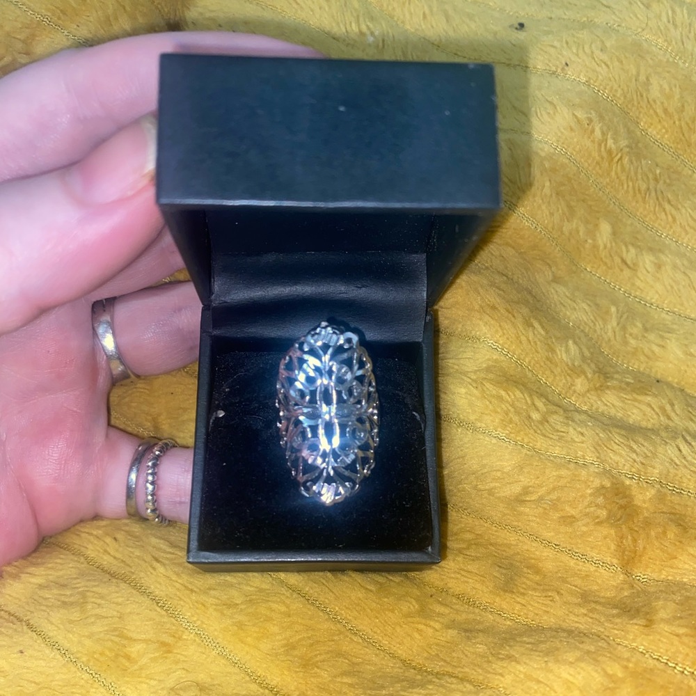925 sterling silver beautiful vintage ring comes with box